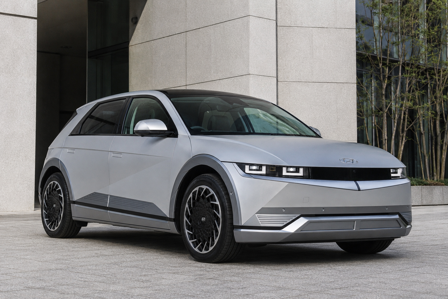 シルバーのヒョンデ IONIQ 5（EV SUV）のフロント外観