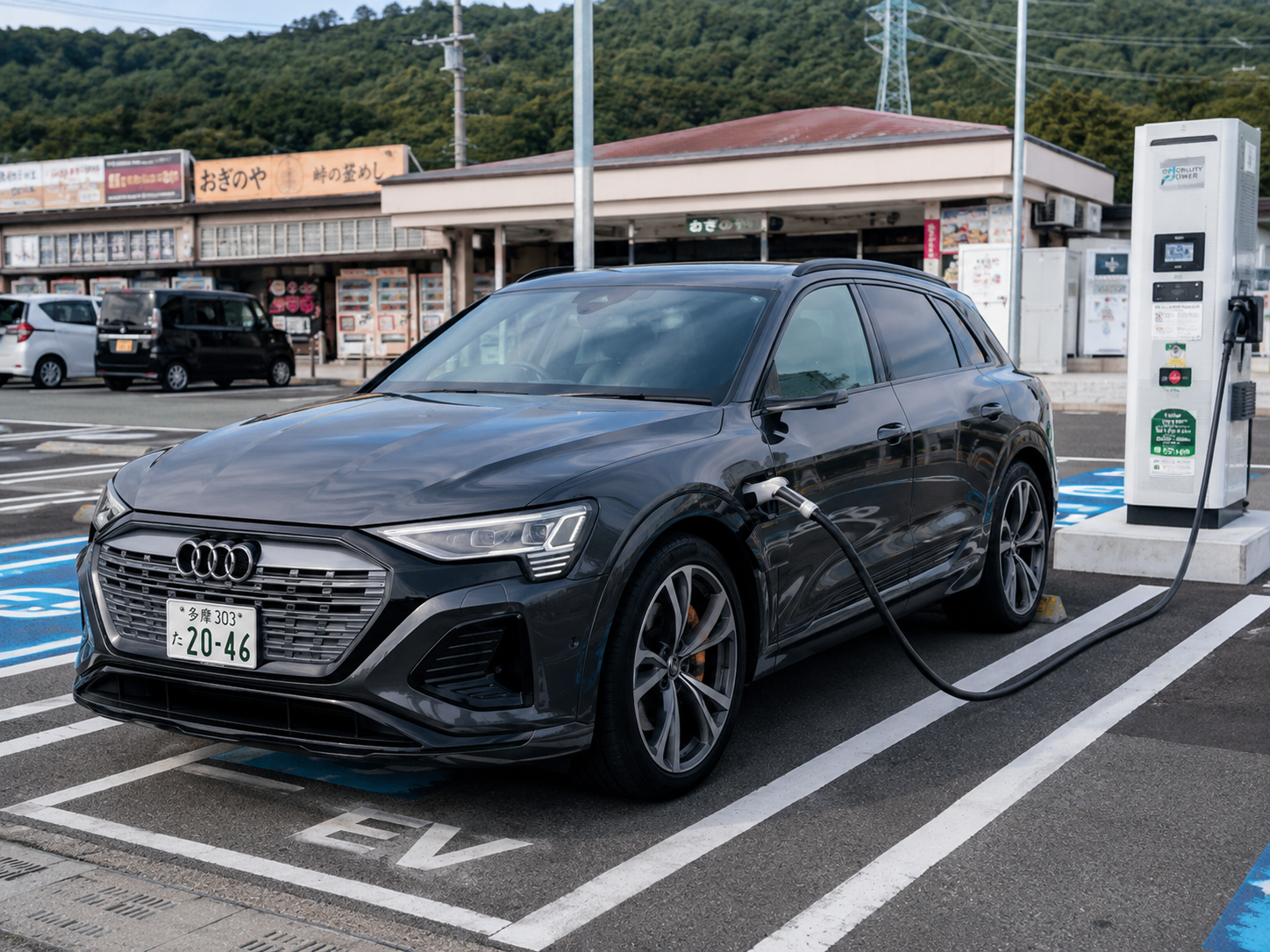 商業施設の駐車場で急速充電を行うアウディ Q8 e-tron