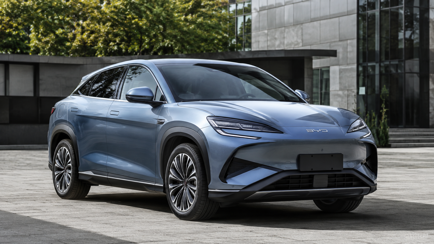 ライトブルーの電動SUV BYD SEALION 7のフロント外観