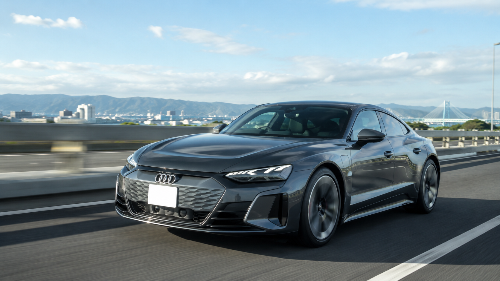 沿岸の高速道路を爽快に走行するアウディ e-tron GT