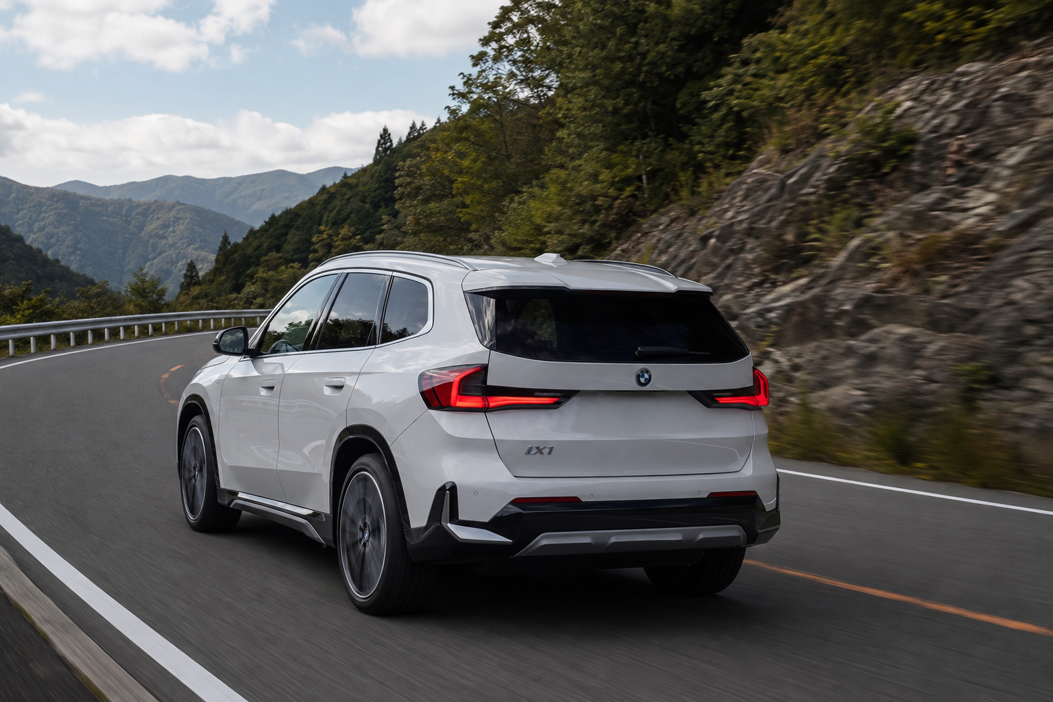 BMW iX1電気自動車SUVが山道を走行するイメージ画像