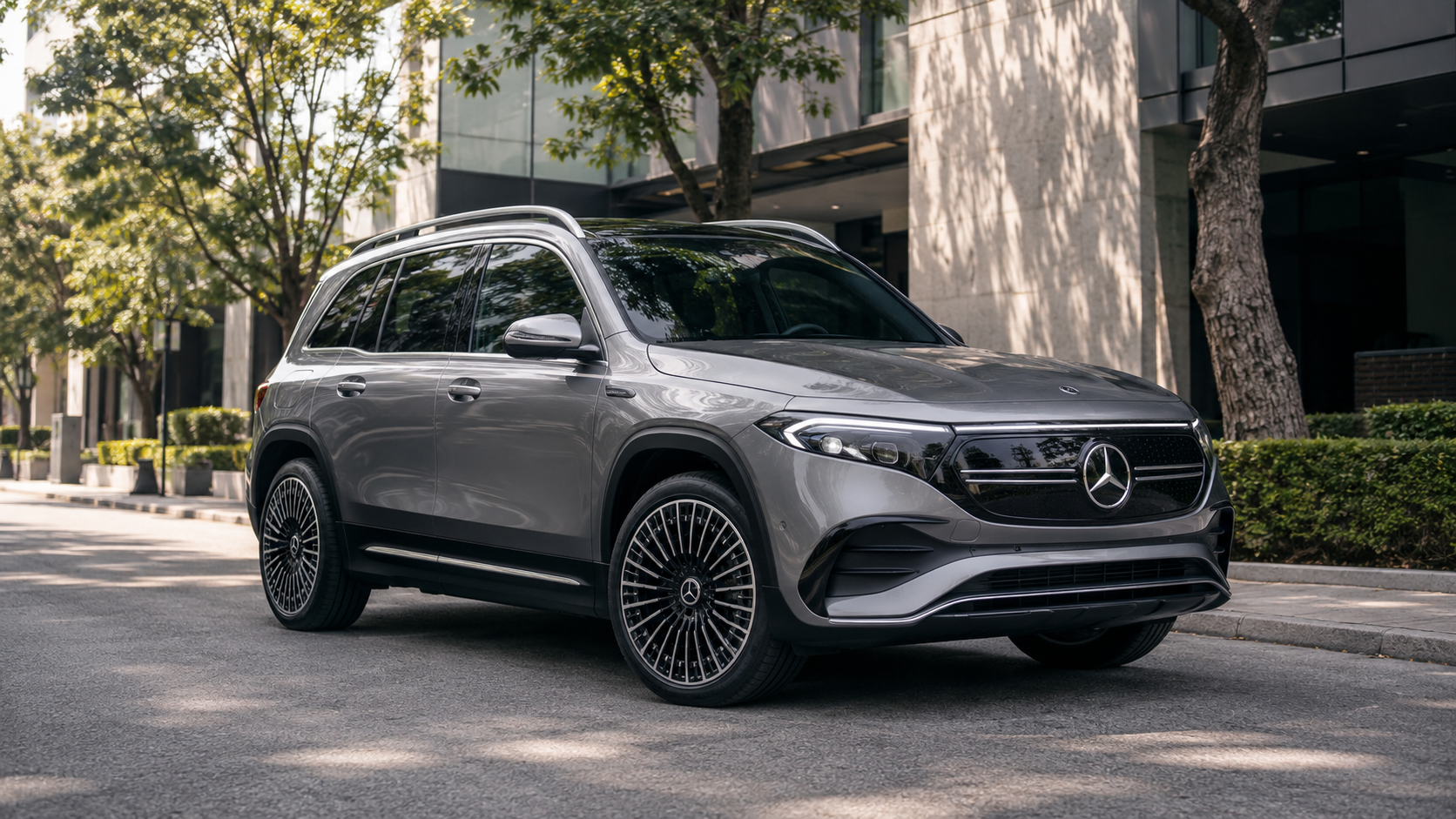 グレーのメルセデス・ベンツ EQB EV SUVの外観